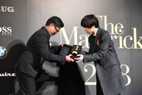 クリュッグを受け取る川谷絵音（ゲスの極み乙女。、indigo la End、ichikoro、ジェニーハイ）。