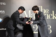 クリュッグを受け取る川谷絵音（ゲスの極み乙女。、indigo la End、ichikoro、ジェニーハイ）。