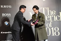 クリュッグを受け取る金子ノブアキ（RIZE）。