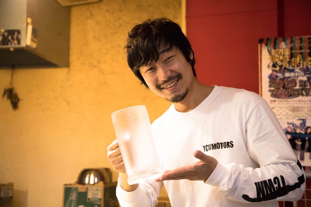 1Lサイズのジョッキを持つ吉條壽記氏。