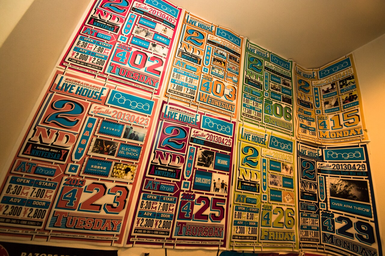 楽屋のトイレの壁には、過去の公演のポスターが貼られている。