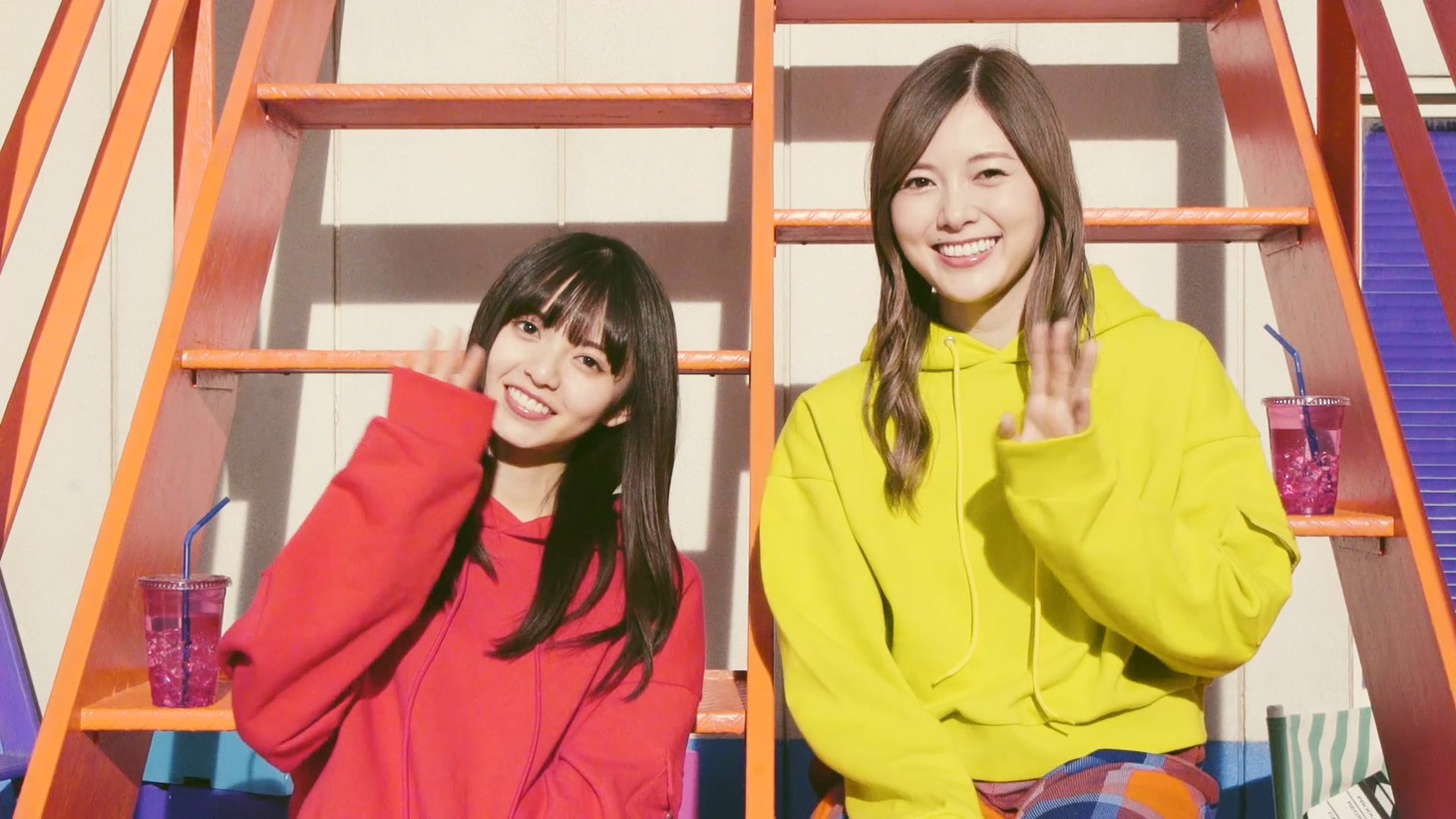 スマートニュース新CM「ぎゅー」編に出演する乃木坂46の齋藤飛鳥（左）と白石麻衣（右）。