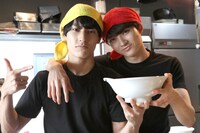 徳島ラーメン店員に扮したユースケとユーキ。
