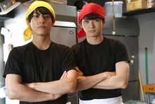 徳島ラーメン店員に扮したユースケとユーキ。
