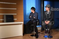 「Lyric Speaker Canvas」で「未来花（ミライカ） for Anniversary」を試聴するスキマスイッチ。