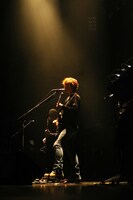 浅井健一（Vo, G）（写真提供：アリオラジャパン）