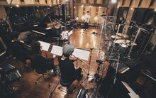 「星野源 Live at ONKIO HAUS Studio」のワンシーン。