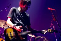 小島和也（B, Cho）（撮影：半田安政［Showcase］）