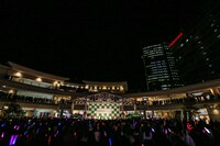 M!LKのフリーライブの様子。（撮影：笹森健一）