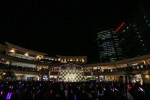 M!LKのフリーライブの様子。（撮影：笹森健一）