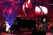 「YOSHIKI CLASSICAL 2018 ～紫に染まった夜～ YOSHIKI with Philharmonic Orchestra」YOSHIKIとHYDEの共演シーン。