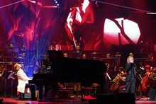「YOSHIKI CLASSICAL 2018 ～紫に染まった夜～ YOSHIKI with Philharmonic Orchestra」YOSHIKIとHYDEの共演シーン。