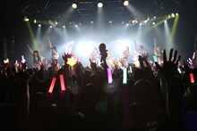 「A応P 3rd LIVE TOUR 2018-2019 ANIMETIC PLAYLIST えーおうぴーの こうげき！」の様子。（写真提供：AT-X）