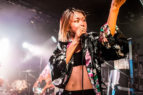 Lucy（Vo）（Photo by Kaji）