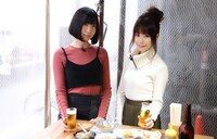 左から夢眠ねむ、山内あいな（SILENT SIREN）。(c)VAP・BS日テレ