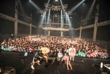 「ヤバイTシャツ屋さん “とってもうれしいたけ” TOUR 2018」神奈川・CLUB CITTA' 公演の集合写真。（Photo by KEIJU）
