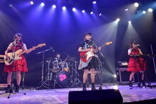 プリンセス プリンセス「Diamonds」を演奏する岩崎春果、平塚日菜、遠藤みゆ、中野あいみ。（写真提供：ライジングプロダクション）