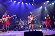 プリンセス プリンセス「Diamonds」を演奏する岩崎春果、平塚日菜、遠藤みゆ、中野あいみ。(写真提供:ライジングプロダクション)