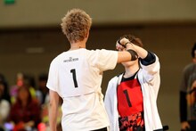 拳を合わせる白組団長のluz（手前）と、赤組団長のうらたぬき（奥）。（撮影：小境勝巳、都築大輔）