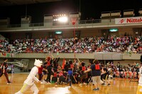 人気画像10位は「うらたぬき率いる赤組がリベンジ果たす！『ETA運動会』熱狂の横浜大会」より、5m玉入れの様子。（撮影：小境勝巳、都築大輔）