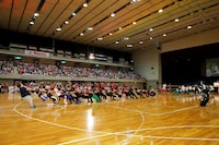 綱引きの様子。（撮影：小境勝巳、都築大輔）