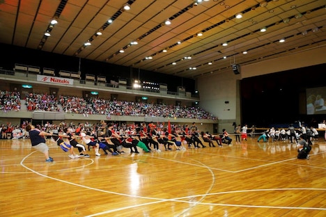綱引きの様子。（撮影：小境勝巳、都築大輔）