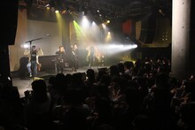 さくらしめじのライブの様子。（撮影：埼玉泰史）