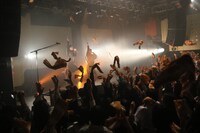 新曲のパフォーマンスの様子。（撮影：埼玉泰史）