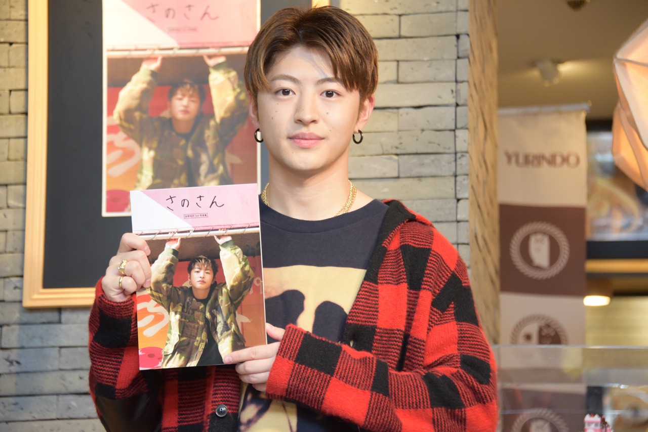 「さのさん」を持った佐野玲於。