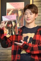 「さのさん」を持った佐野玲於。