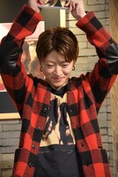 「さのさん」を頭上に掲げる佐野玲於。