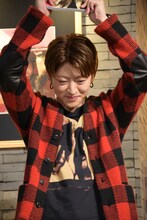 「さのさん」を頭上に掲げる佐野玲於。