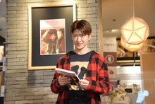 「さのさん」を持った佐野玲於。