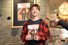 記者からの質問に答える佐野玲於。