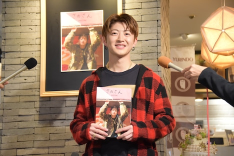 記者からの質問に答える佐野玲於。