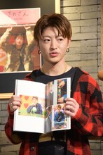 「さのさん」を開いてお気に入りのページを紹介する佐野玲於。