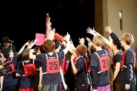 人気画像7位は「うらたぬき率いる赤組がリベンジ果たす！『ETA運動会』熱狂の横浜大会」より、優勝トロフィーに群がる赤組の選手たち。（撮影：小境勝巳、都築大輔）