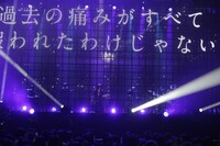 amazarashi「朗読演奏実験空間“新言語秩序”」の様子。