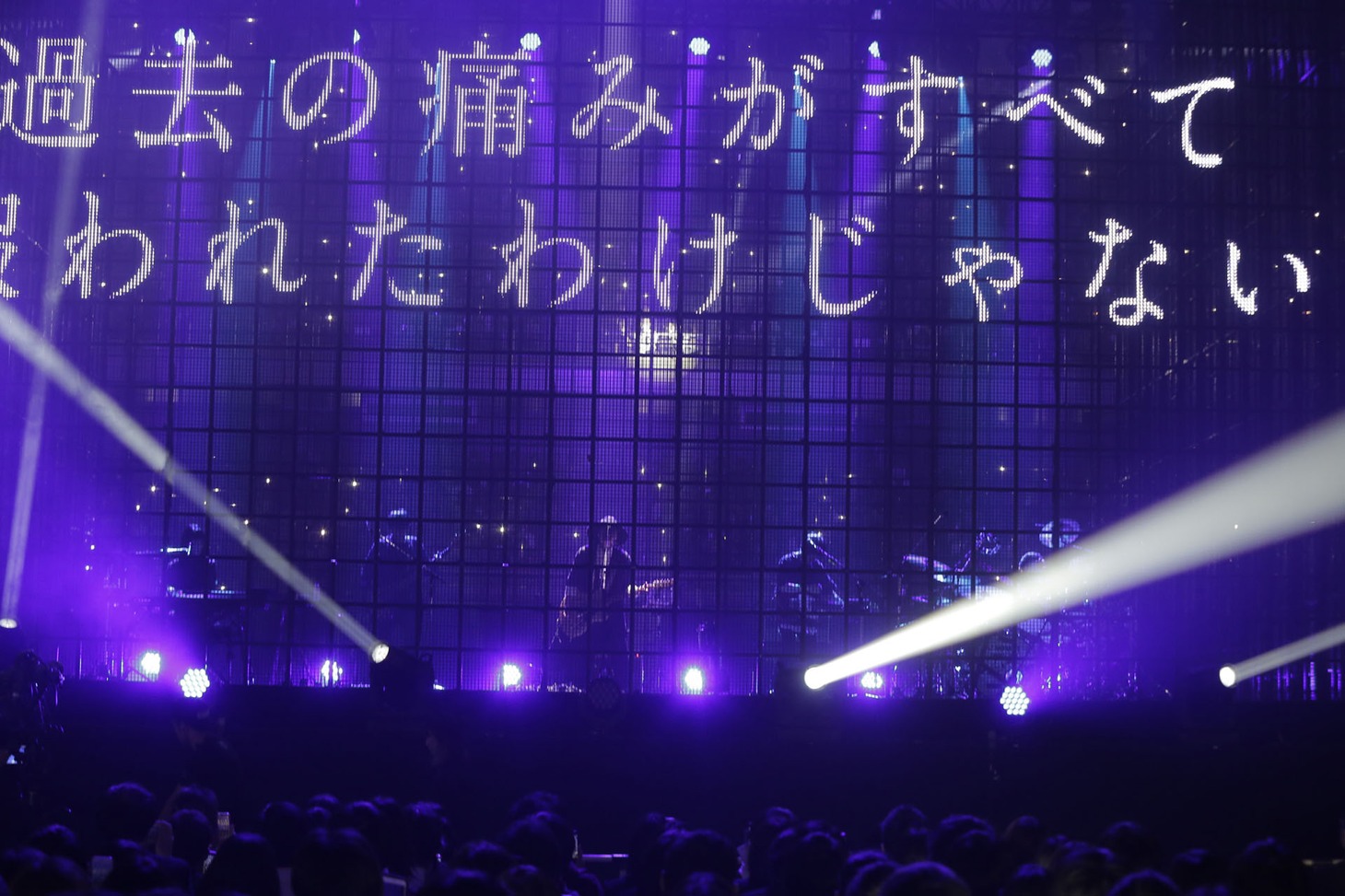 amazarashi「朗読演奏実験空間“新言語秩序”」の様子。