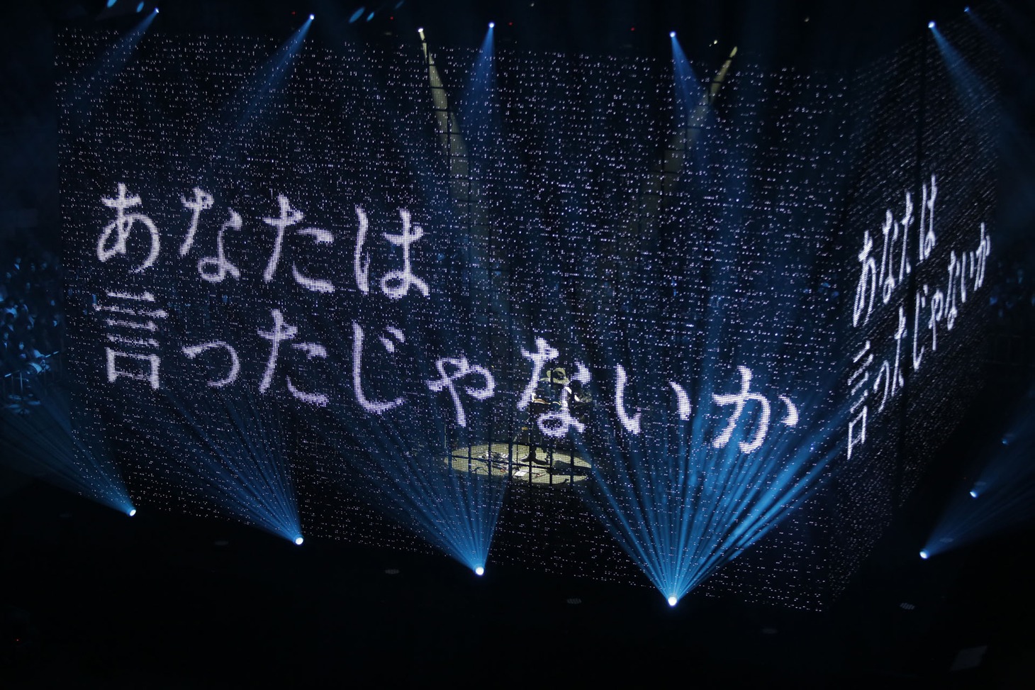 amazarashi「朗読演奏実験空間“新言語秩序”」の様子。