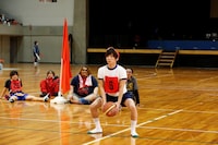 人気画像6位は「うらたぬき率いる赤組がリベンジ果たす！『ETA運動会』熱狂の横浜大会」より、フリースローに挑戦するGero。（撮影：小境勝巳、都築大輔）