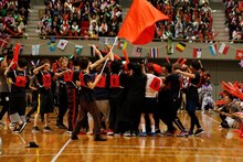 選抜リレーでアンカーを務めたピコを胴上げする赤組の選手たち。（撮影：小境勝巳、都築大輔）