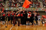 選抜リレーでアンカーを務めたピコを胴上げする赤組の選手たち。(撮影:小境勝巳、都築大輔)