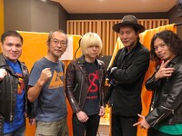 左からアントーニオ本多（THE 夏の魔物）、和嶋慎治（人間椅子）、成田大致（THE 夏の魔物）、Mr.PAN（THE NEATBEATS）、大内雷電（THE 夏の魔物）。