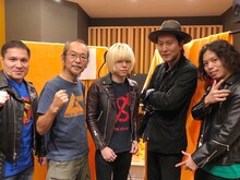 左からアントーニオ本多（THE 夏の魔物）、和嶋慎治（人間椅子）、成田大致（THE 夏の魔物）、Mr.PAN（THE NEATBEATS）、大内雷電（THE 夏の魔物）。