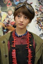 クロ役の若月佑美（乃木坂46）。