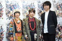 舞台「鉄コン筋クリート」囲み取材より。左から三戸なつめ、若月佑美（乃木坂46）、松崎史也。