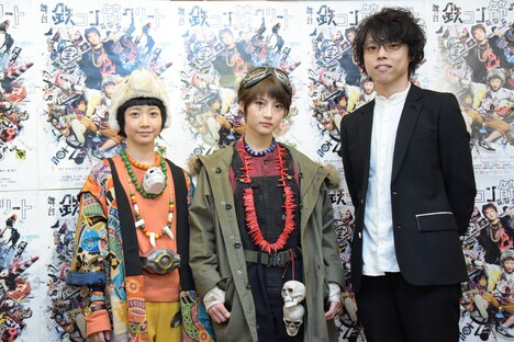 舞台「鉄コン筋クリート」囲み取材より。左から三戸なつめ、若月佑美（乃木坂46）、松崎史也。