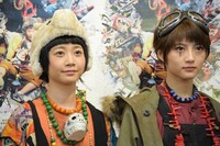 左から三戸なつめ、若月佑美（乃木坂46）。