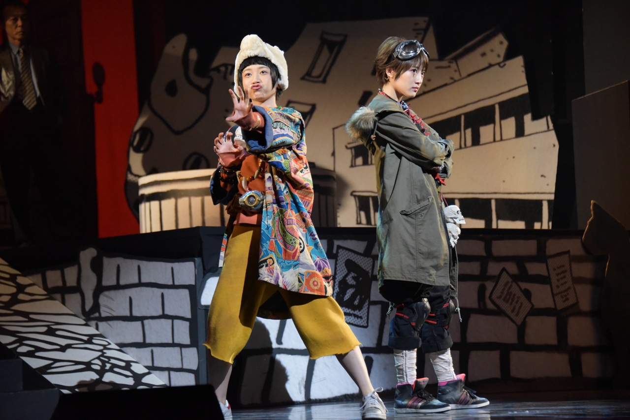 舞台「鉄コン筋クリート」公開ゲネプロより。左から三戸なつめ演じるシロ、若月佑美（乃木坂46）演じるクロ。